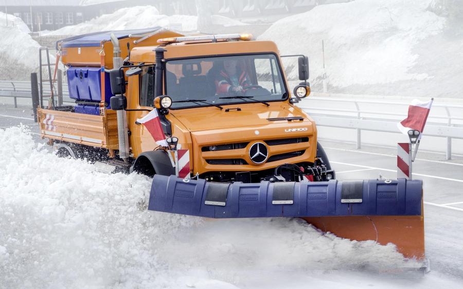 Mercedes-Benz Unimog U 4023 mit Schmidt Stratos Streugerat und Schneepflug '2018